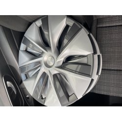 19 Tesla Model Y Aero capsler