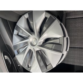 19 Tesla Model Y Aero capsler