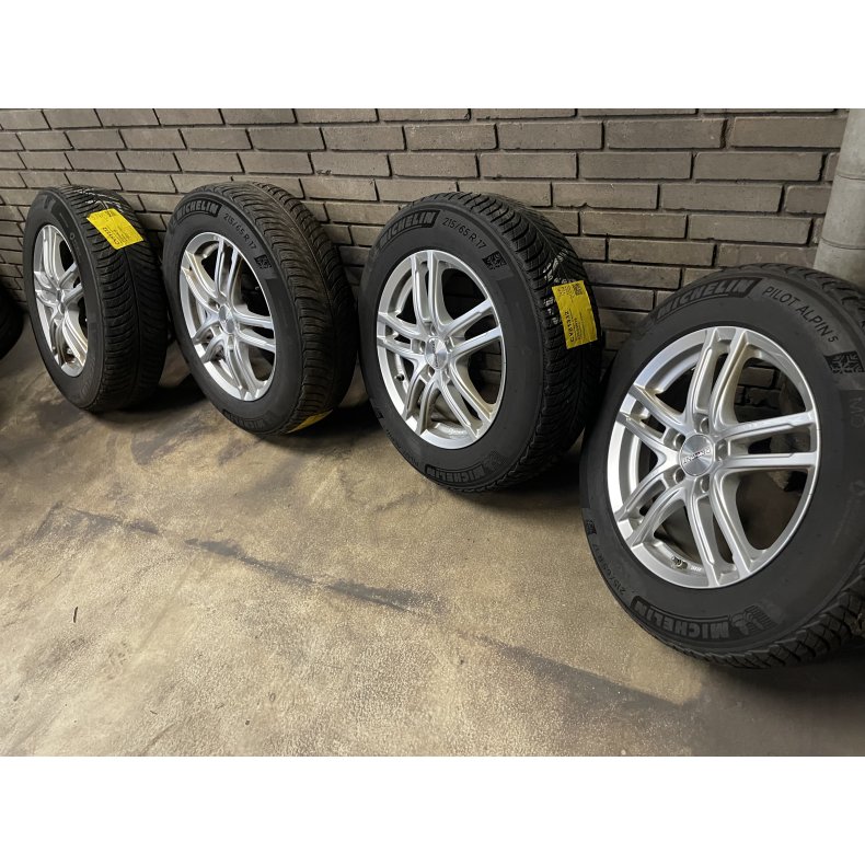 17� Mercedes GLB Ref.258 vinterd�k 