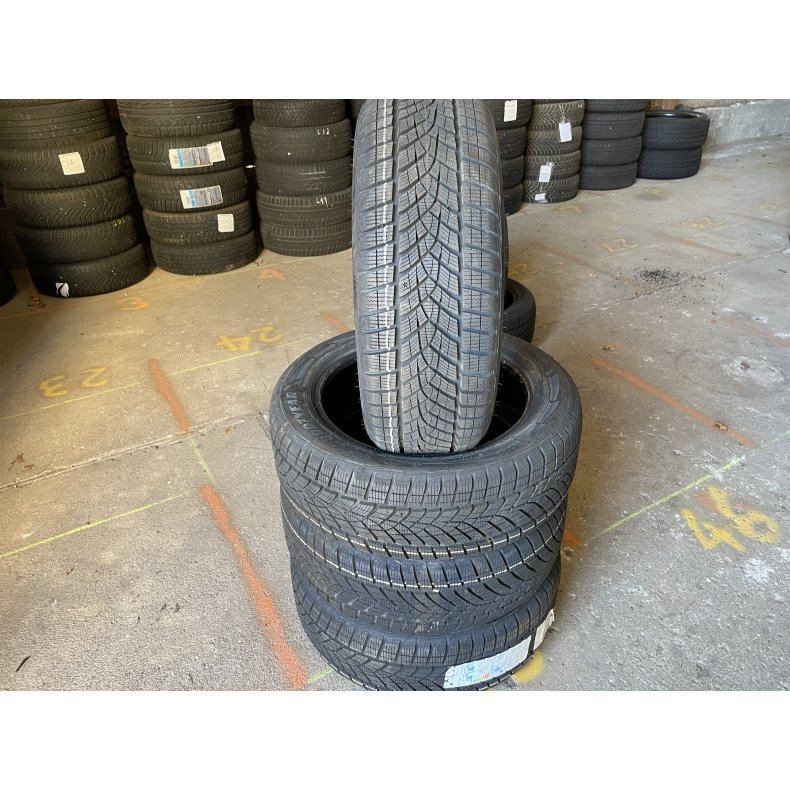 215/55r18 GoodYear Ref.L27 vinter