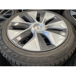 19� Tesla Model Y Ref.A59 vinterd�k 