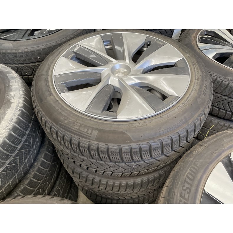 19� Tesla Model Y Ref.A62 vinterd�k 